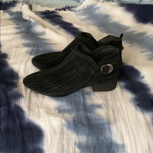Vince Camuto booties Sz6